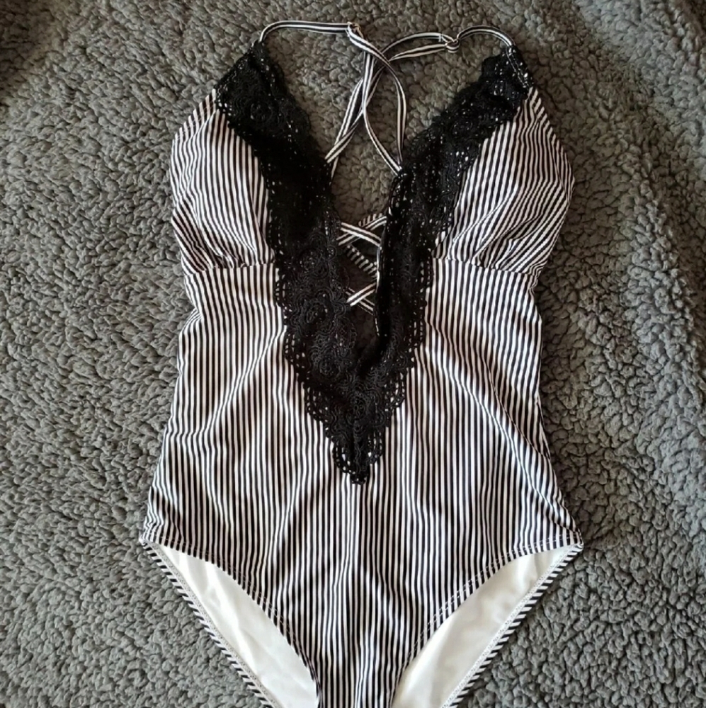 Cupshe Swim 1pc Lace and Crisscross Neck